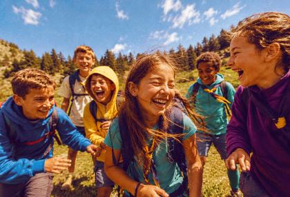 Grupo de niños riendo durante una excursión